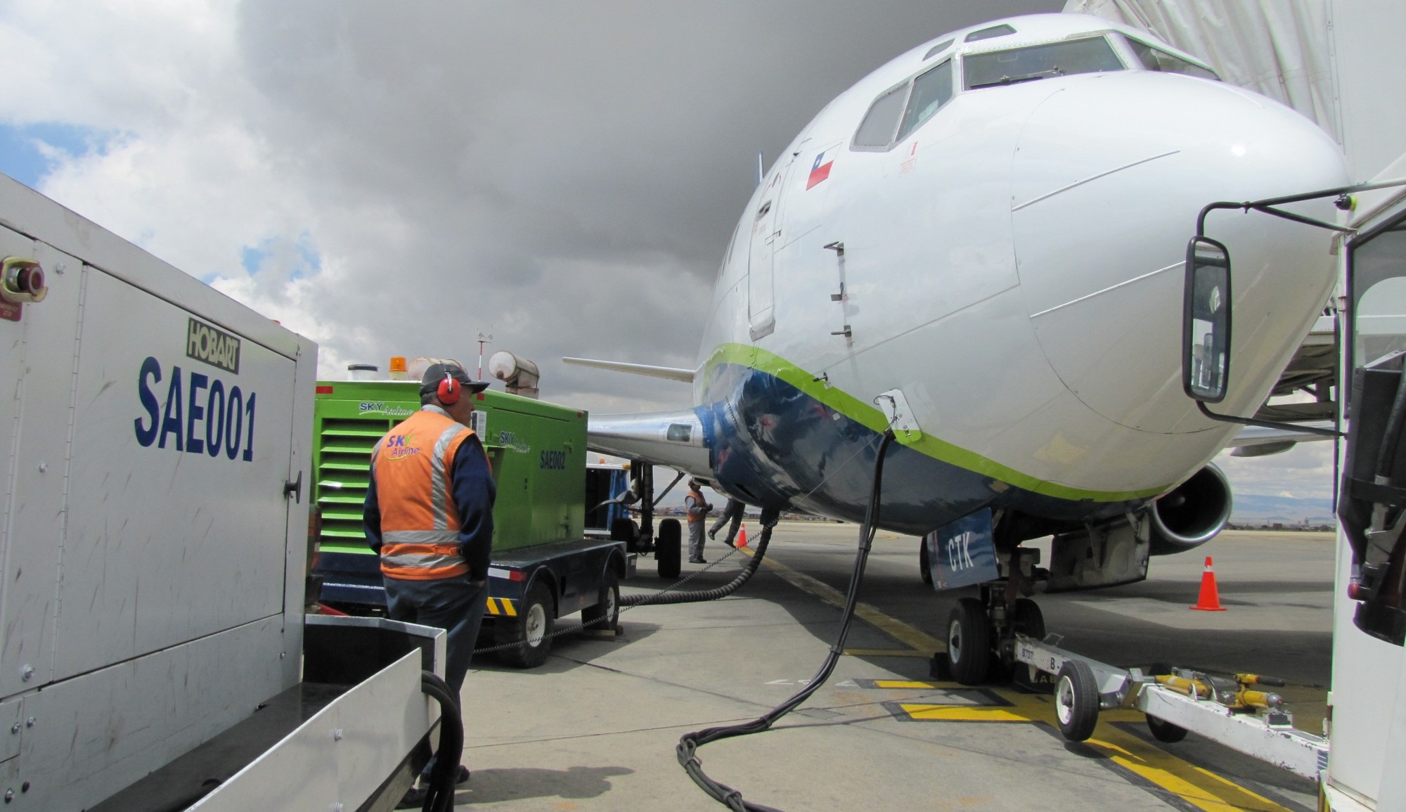 Técnico de S.A.E. junto a unidad de energía terrestre SAE001 durante servicio de línea a aeronave